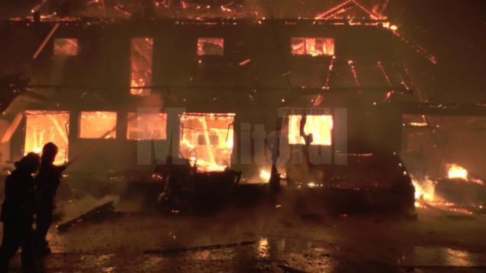 Un incendiu extrem de violent a mistuit o brutărie, o fostă moară și o casă