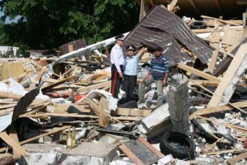 Proprietarul și șefii de la ISU Suceava, în timpul cercetării la fața locului