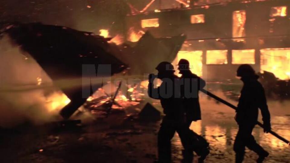 Un incendiu extrem de violent a mistuit o brutărie, o fostă moară și o casă