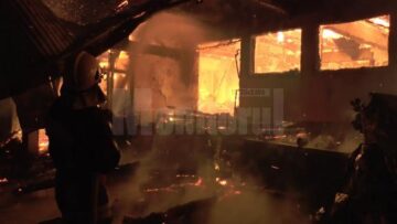 Flăcări înalte de zeci de metri au mistuit două clădiri în care se aflau brutăria și o fostă moară