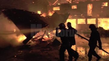 Flăcări înalte de zeci de metri au mistuit două clădiri în care se aflau brutăria și o fostă moară