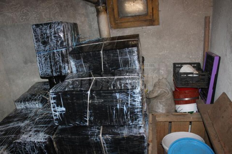 Aproape 10.000 de pachete de țigări de contrabandă, abandonate la Brodina