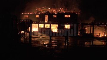 Flăcări înalte de zeci de metri au mistuit două clădiri în care se aflau brutăria și o fostă moară