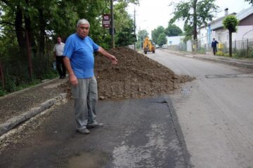 Locuitorii din Ițcani sunt extrem de nemulțumiți de modul cum s-a lucrat pe strada Mitocului
