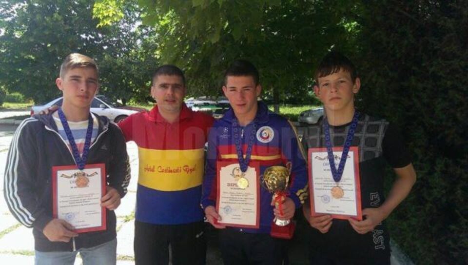 Antrenorul Andrei Bolohan, alături de o parte dintre sportivii cu care a participat la turneul de la Soroca Antrenorul Andrei Bolohan, alături de o parte dintre sportivii cu care a participat la turneul de la Soroca