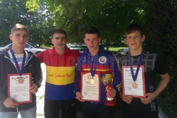 Antrenorul Andrei Bolohan, alături de o parte dintre sportivii cu care a participat la turneul de la Soroca