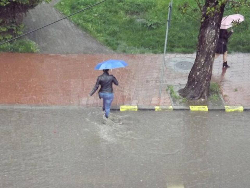 În perioada 30 mai, ora 9.00 – 31 mai, ora 23.00, pe raza județului sunt așteptate ploi locale, dar și averse, vijelii și grindină În perioada 30 mai, ora 9.00 – 31 mai, ora 23.00, pe raza județului sunt așteptate ploi locale, dar și averse, vijelii și grindină