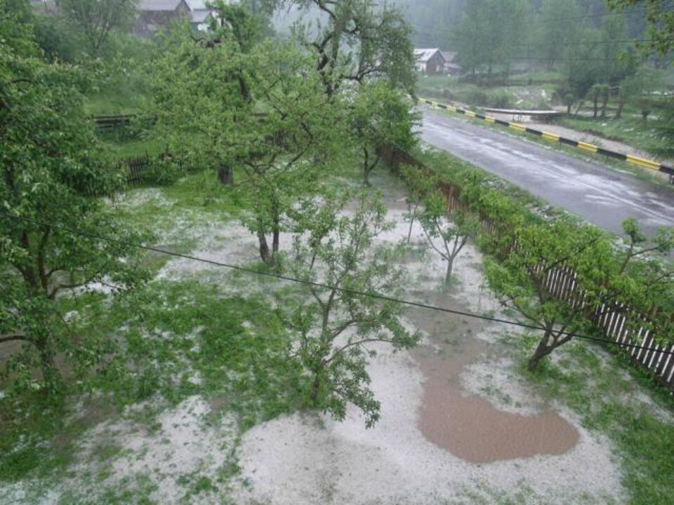 O puternică furtună, însoțită de grindină a afectat ieri satele Poiana Micului și Pleșa