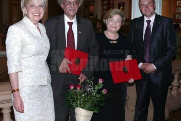 Doctor Carmen Gheorghiu, reprezentantă din partea Colegiului Medicilor Suceava, alături de cei doi noi cetățeni de onoare ai Fălticeniului, prof. dr. univ. Vasile Astărăstoae și dr. Rumelia Koren, respectiv primarul Cătălin Coman