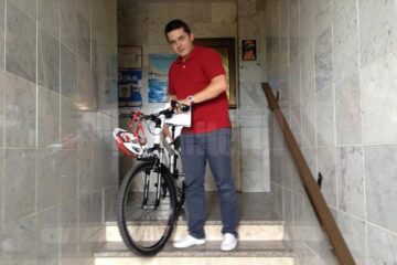 Protest inedit al lui Daniel Prorociuc, care a mers cu bicicleta până în sala de ședințe de Consiliu local
