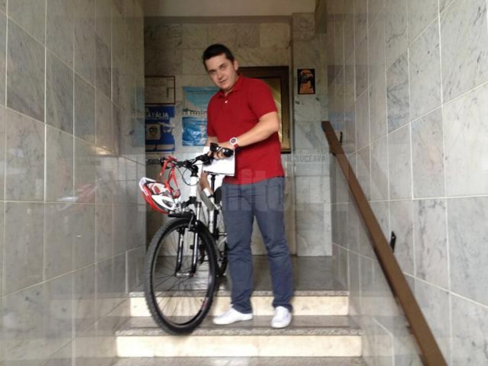 Protest inedit al lui Daniel Prorociuc, care a mers cu bicicleta până în sala de ședințe de Consiliu local Protest inedit al lui Daniel Prorociuc, care a mers cu bicicleta până în sala de ședințe de Consiliu local