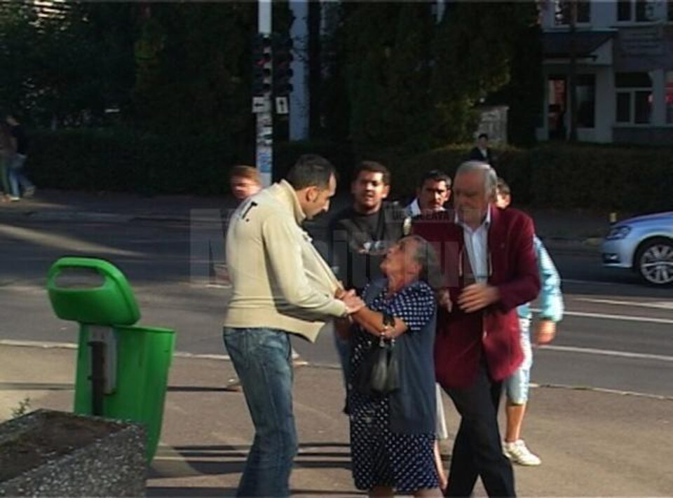 Tudor Ganea, mama minorei și Sergiu Ganea, în octombrie 2012, în fața Poliției municipiului Suceava