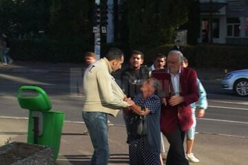 Tudor Ganea, mama minorei și Sergiu Ganea, în octombrie 2012, în fața Poliției municipiului Suceava