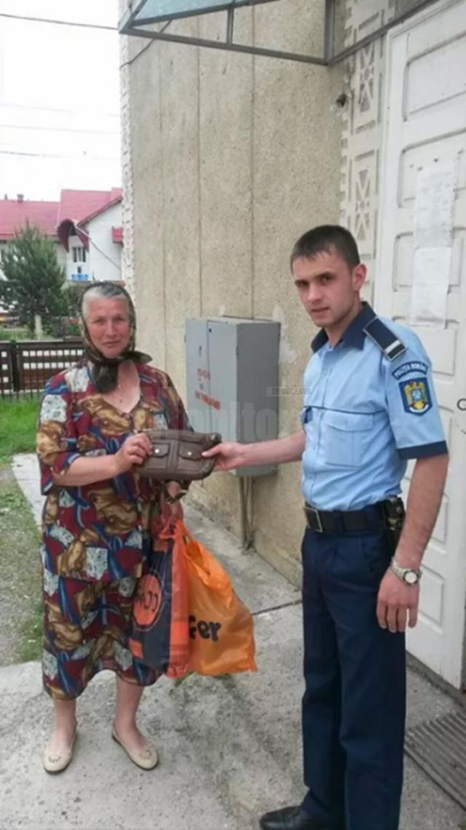 Agentul George Apostol a identificat-o în scurt timp pe femeie și i-a restituit poșeta cu bunurile din interior Agentul George Apostol a identificat-o în scurt timp pe femeie și i-a restituit poșeta cu bunurile din interior