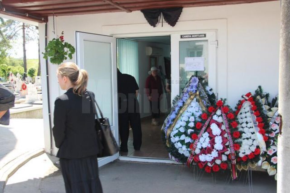 Persoanele decedate vor putea fi depuse înainte de înhumare în sălile de ceremonii funerare numai pe baza certificatului de îmbălsămare Persoanele decedate vor putea fi depuse înainte de înhumare în sălile de ceremonii funerare numai pe baza certificatului de îmbălsămare