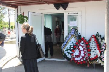 Persoanele decedate vor putea fi depuse înainte de înhumare în sălile de ceremonii funerare numai pe baza certificatului de îmbălsămare