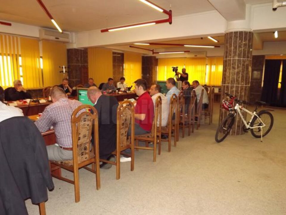 Protest inedit al lui Daniel Prorociuc, care a mers cu bicicleta până în sala de ședințe de Consiliu local