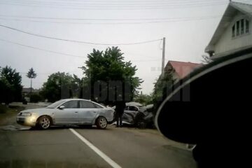 Două dintre mașinile implicate în accident