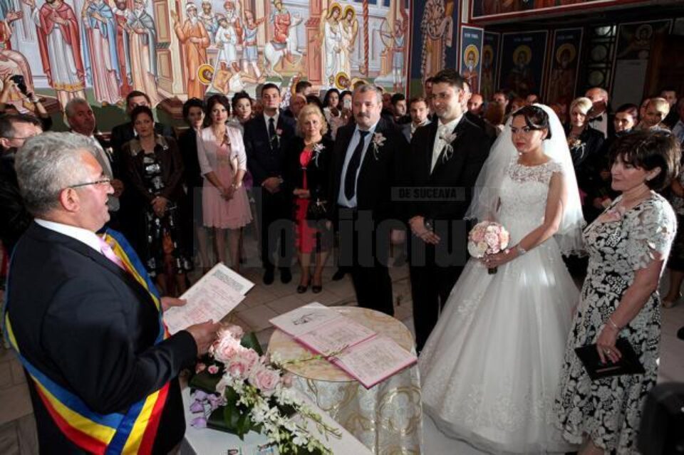 Primarul Ion Lungu într-o dublă ipostază, cea de socru mic, dar și de ofițer al stării civile, el oficiind cununia civilă a fiicei sale Ioana Primarul Ion Lungu într-o dublă ipostază, cea de socru mic, dar și de ofițer al stării civile, el oficiind cununia civilă a fiicei sale Ioana
