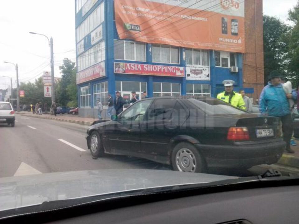 Șoferul BMW-ului a trecut pe roșu la semafor