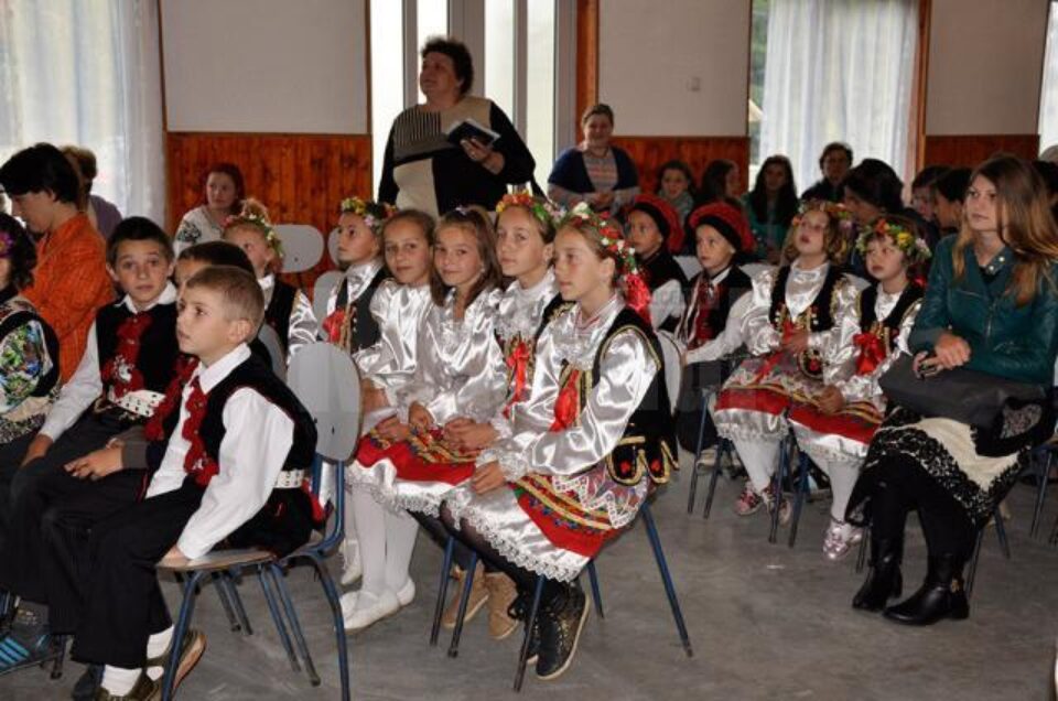 Peste 300 de elevi din cinci județe, prezenți la Festivalul de folclor pentru copii de la Adâncata