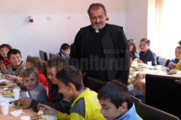 Părintele Mihai Negrea în mijlocul copiilor la Casa Vladimir