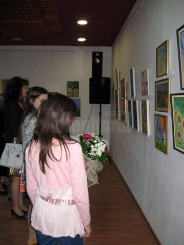 „Micii Picasso” au întâmpinat 1 Iunie printr-o expoziție etalată la City Gallery