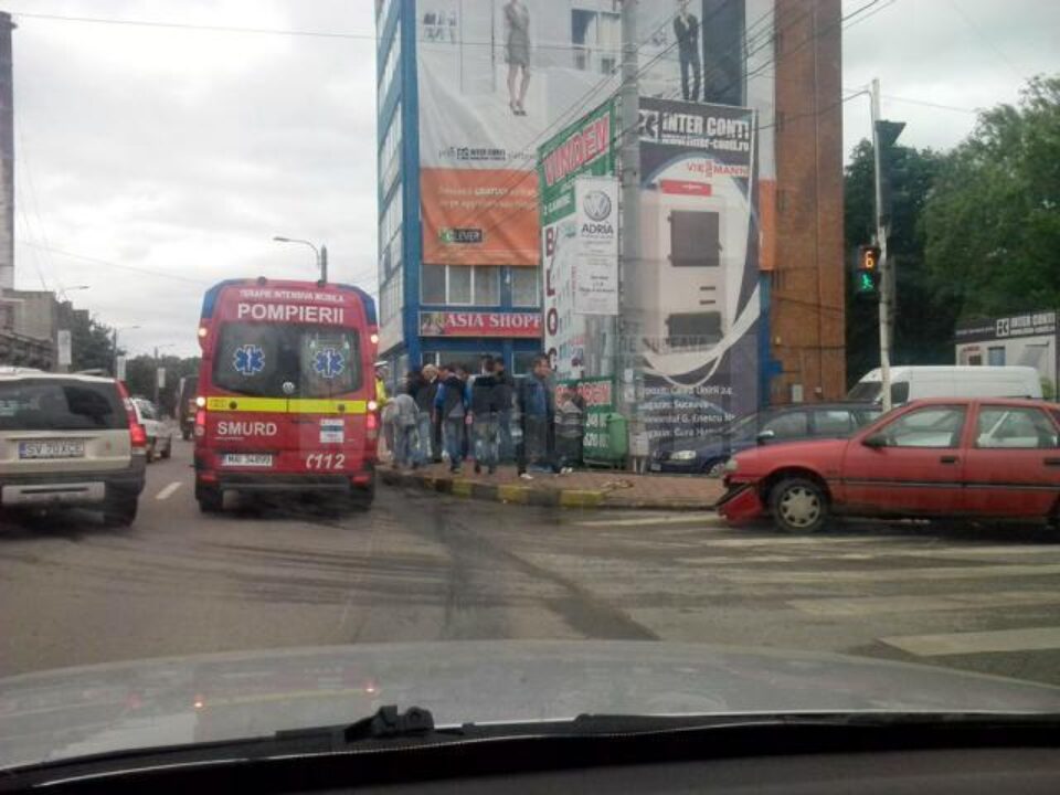 Bucăți din spoilerul autoturismului Opel au lovit o femeie aflată pe trotuar