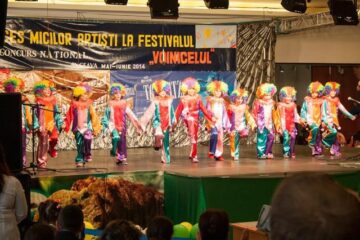 Peste 1000 de copii din 67 de grădinițe sucevene au oferit un spectacol deosebit la etapa județeană a Festivalului Voinicelul