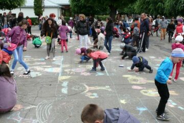Copiii au ilustrat cu ajutorul cretei colorate cele mai frumoase momente care le-au marcat copilăria