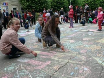 Copiii au ilustrat cu ajutorul cretei colorate cele mai frumoase momente care le-au marcat copilăria