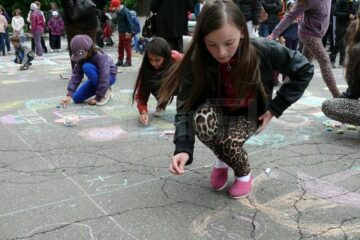 Copiii au ilustrat cu ajutorul cretei colorate cele mai frumoase momente care le-au marcat copilăria