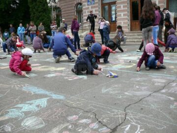 Copiii au ilustrat cu ajutorul cretei colorate cele mai frumoase momente care le-au marcat copilăria