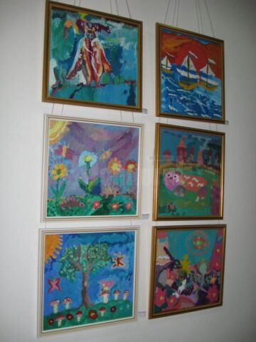 „Micii Picasso” au întâmpinat 1 Iunie printr-o expoziție etalată la City Gallery