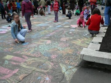 Copiii au ilustrat cu ajutorul cretei colorate cele mai frumoase momente care le-au marcat copilăria