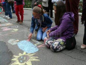 Copiii au ilustrat cu ajutorul cretei colorate cele mai frumoase momente care le-au marcat copilăria