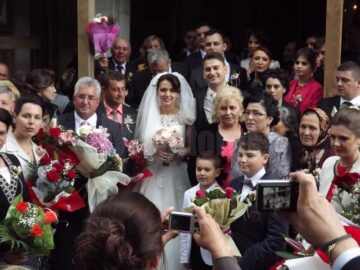 Tinerii căsătoriți, la ieșirea din biserică