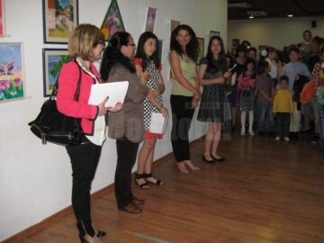 „Micii Picasso” au întâmpinat 1 Iunie printr-o expoziție etalată la City Gallery