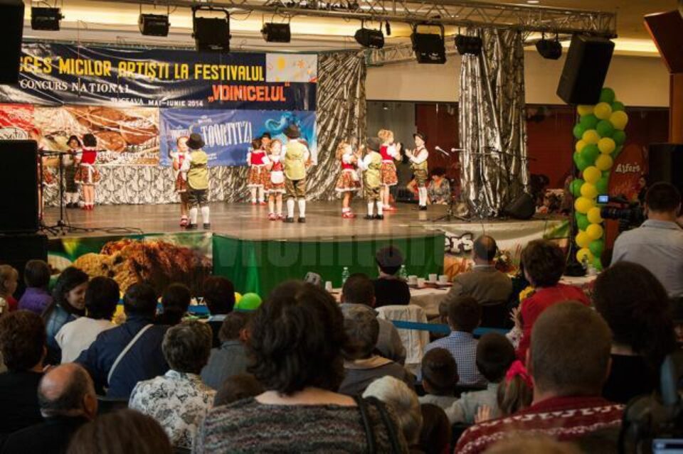 Peste 1000 de copii din 67 de grădinițe sucevene au oferit un spectacol deosebit la etapa județeană a Festivalului Voinicelul