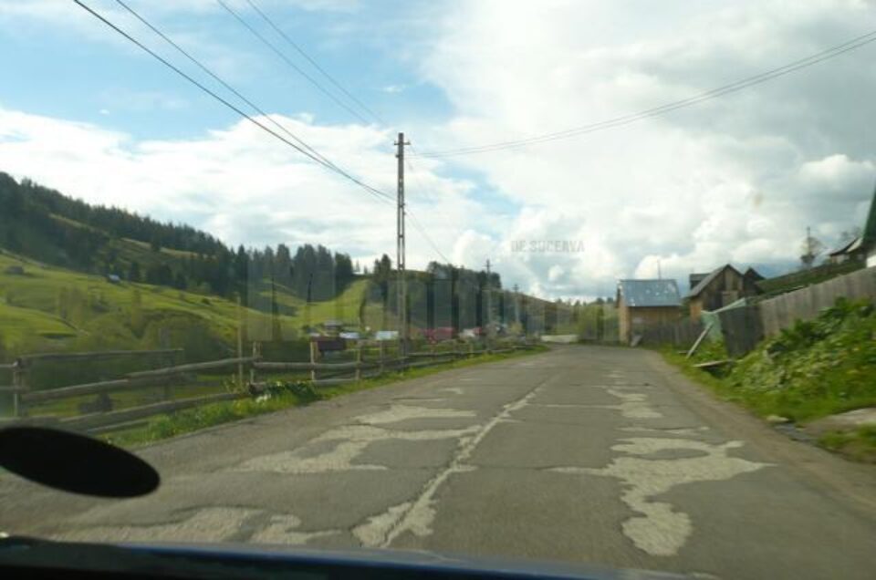 Drumul județean Pojorâta-Izvoarele Sucevei, distrus de traficul greu
