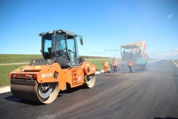 Pe șantierul șoselei de centură, singurul utilaj care turna asfalt ieri, în jurul orei 10.00