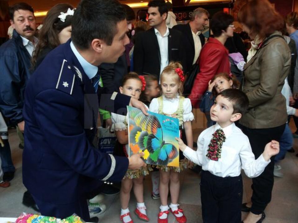 250 de copii au intrat în rolul „micului polițist”, la Iulius Mall