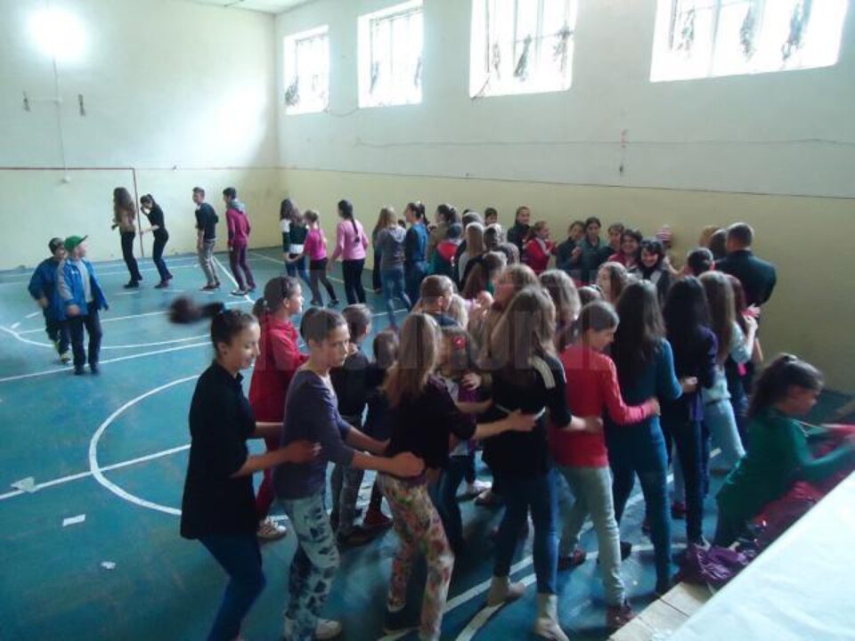 Toți elevii și preșcolarii din cele patru sate ale comunei Todirești au participat la manifestare
