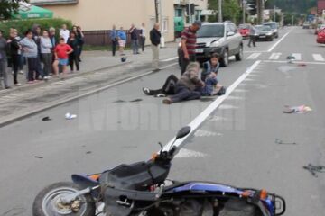 Mopedist lovit violent de o mașină și proiectat pe carosabil, la Vama