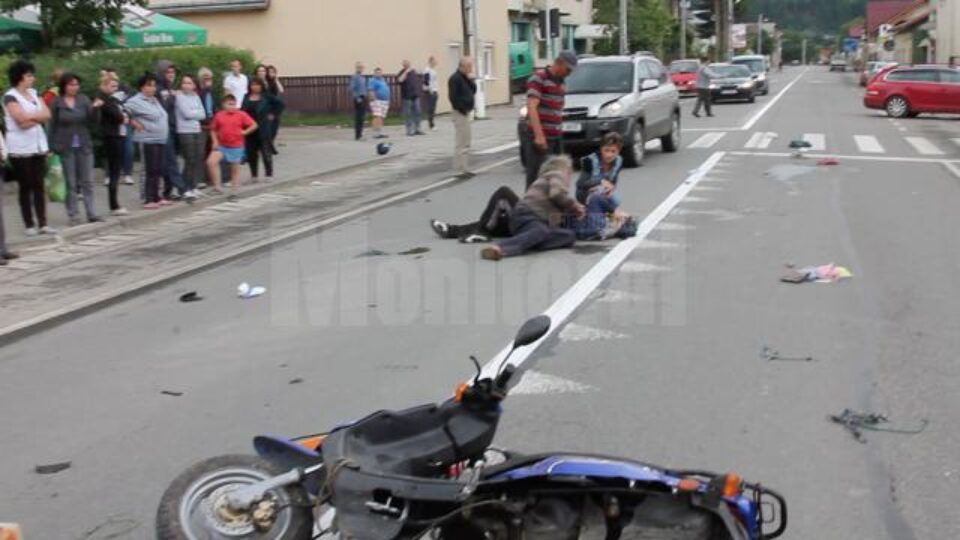 Mopedist lovit violent de o mașină și proiectat pe carosabil, la Vama