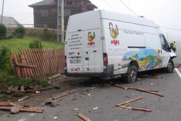 Microbuzul a fost scăpat de sub control într-o curbă periculoasă