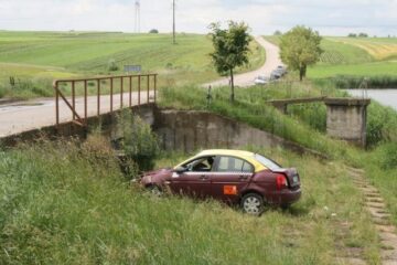 Un autoturism a căzut de pe un pod dintre Bosanci și Cumpărătura, în zona iazurilor
