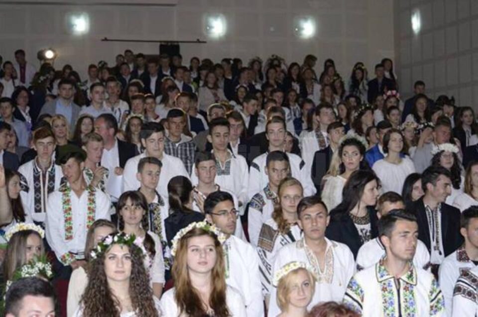 Absolvenții claselor a XII-a de la Colegiul „Alexandru cel Bun” au sărbătorit finalul de liceu românește
