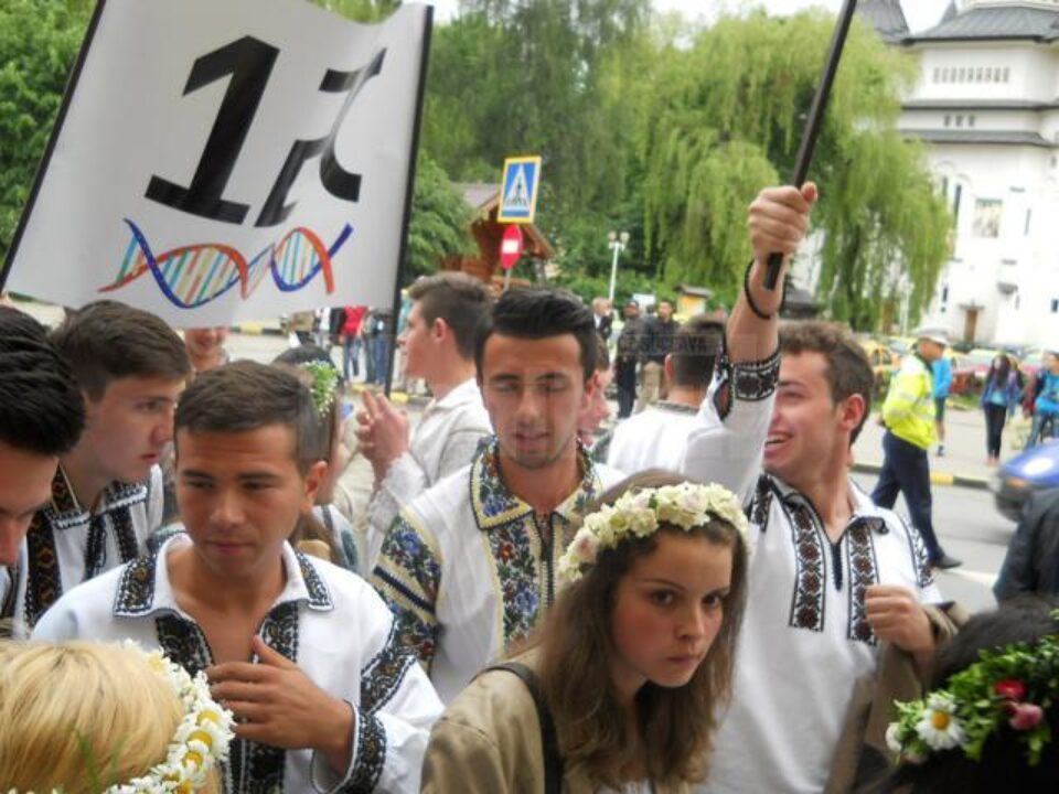 Absolvenții claselor a XII-a de la Colegiul „Alexandru cel Bun” au sărbătorit finalul de liceu românește