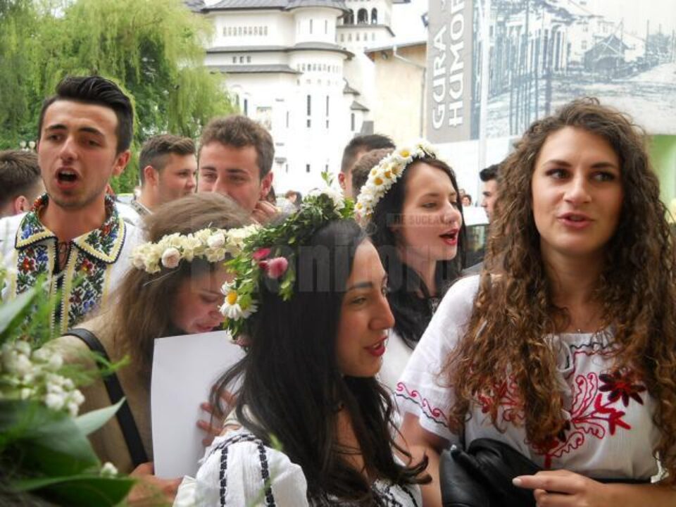 Absolvenții claselor a XII-a de la Colegiul „Alexandru cel Bun” au sărbătorit finalul de liceu românește
